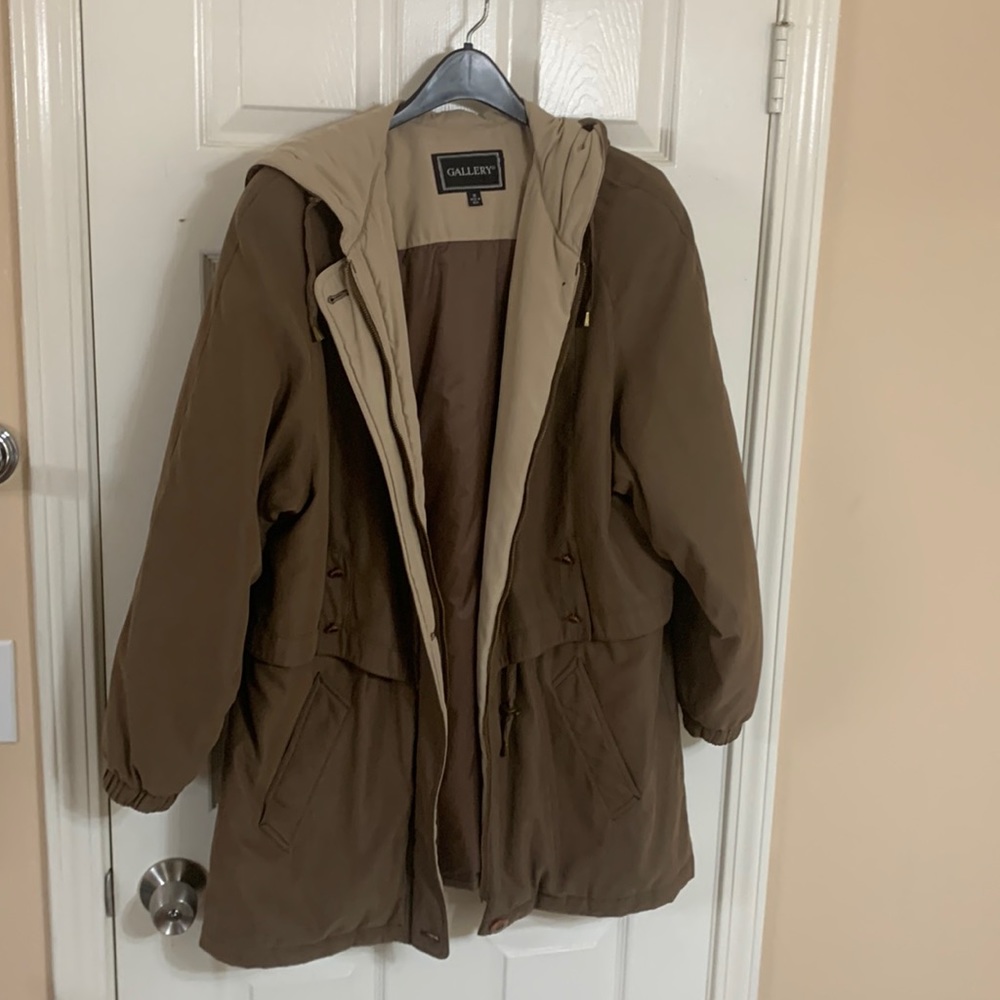 Gallery women medium brown and kaki coat. Had draw string in mid section.